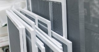 Москитные сетки на пластиковые окна Подольск купить по цене от 935 руб.